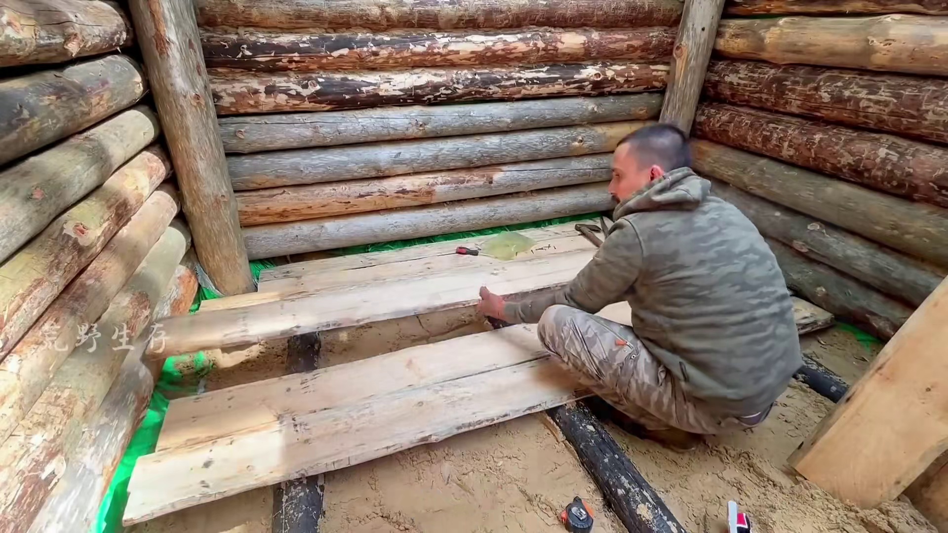 这是什么顶级享受，男人独自在西伯利亚打造地下庇护所！