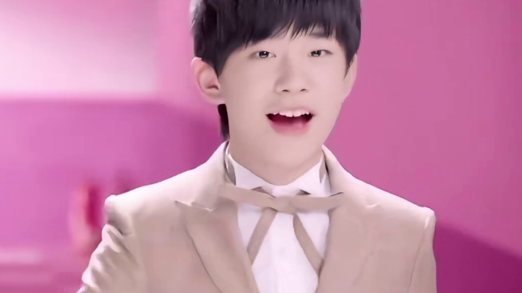 当初那个在角落里无人问津的小男孩，真的告诉了全世界他的名字叫千玺！