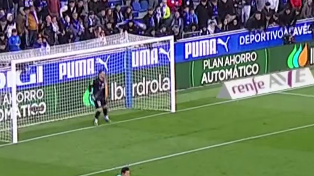 守门员在赛场上喝水，专注的眼神令人印象深刻。#足球