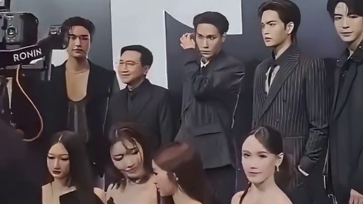 GMM公司让女艺人下跪合照，第一次体会到国内外文化差异这么大