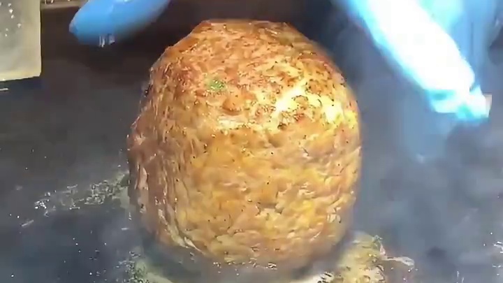 在夜市吃到了好吃的肉包饭，超级大一个，一个人根本吃不完。