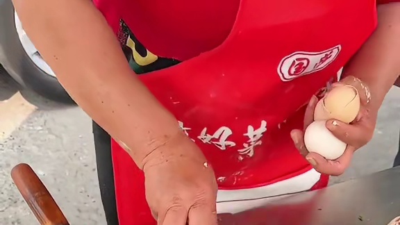 重庆街头4元一个鸡蛋肉饼，肉给的好多！