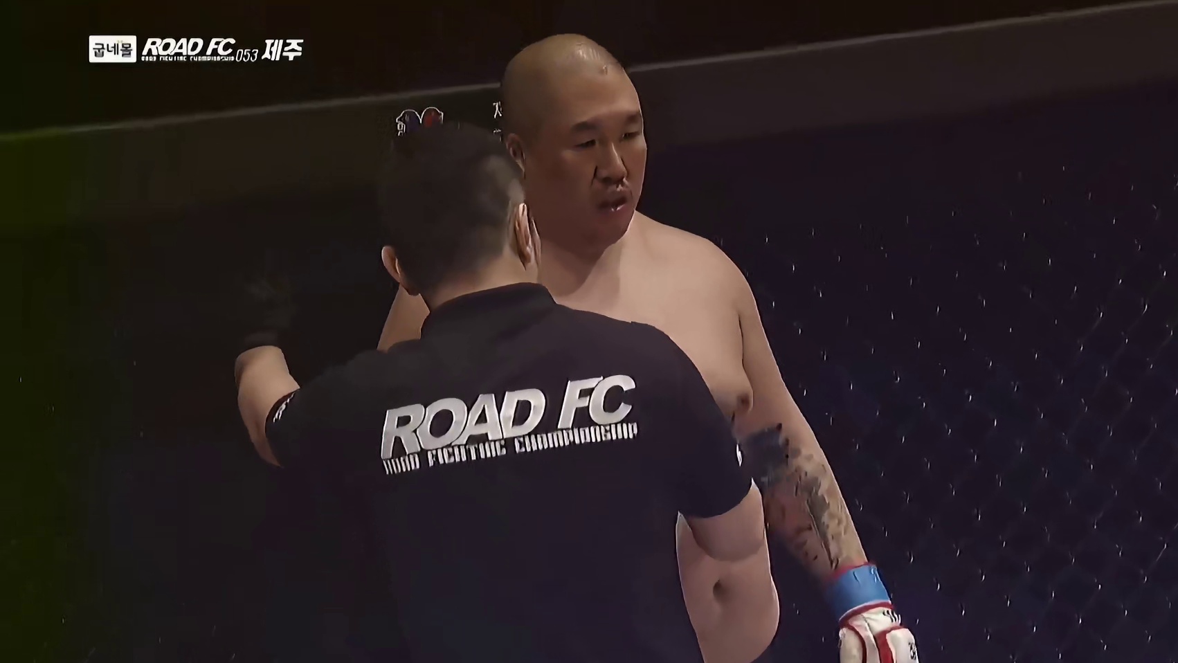 中国猛将专治不服！面对韩国280斤壮汉挑衅，擂台重拳狂砸KO