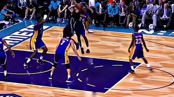 你们觉得是科比犯规还是林书豪假摔