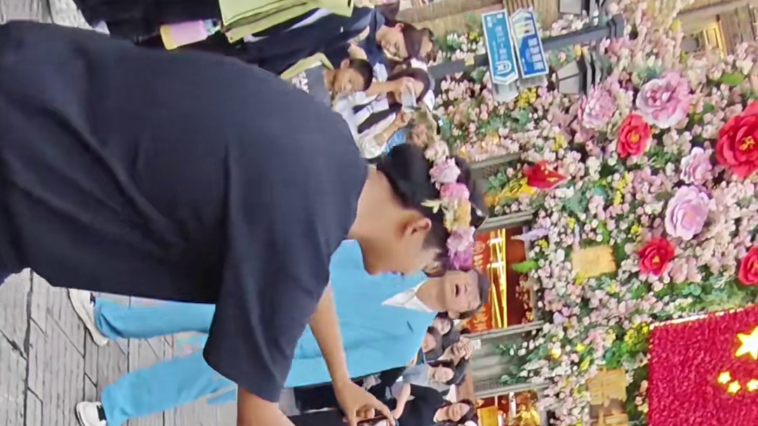 我真服了。。第一个作品，第一句话，居然是喊妈妈。。来看一手饭拍视角吧牛牛好厉害。。 真的好有缘，在我走了两圈儿，累的不行，以为要爱人错过的时候，去店里买了瓶水，，出门就看到哥哥的一头红发。。走过去就看到了心心念念的哥哥们，给我们的小王子哥哥送了泡泡玛特小王子，给亚亚妹妹送了妹妹头。。灰灰首先听到“妈妈”，正正跟我说“因为只出去一两天所以带的东西少”，发发超配合对镜头比了爱心，亚亚私下一点也不i啊。