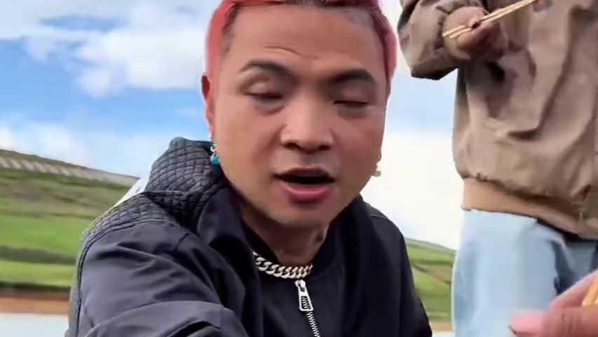 震惊！权志龙一手将东永裴打倒在地