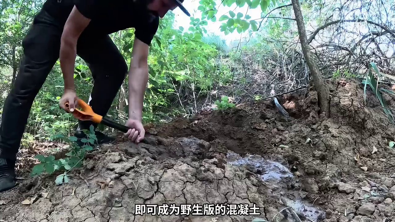 第1集：荒无人烟的野外，男人用废旧的瓶子和轮胎给自己搭建了舒适的小屋