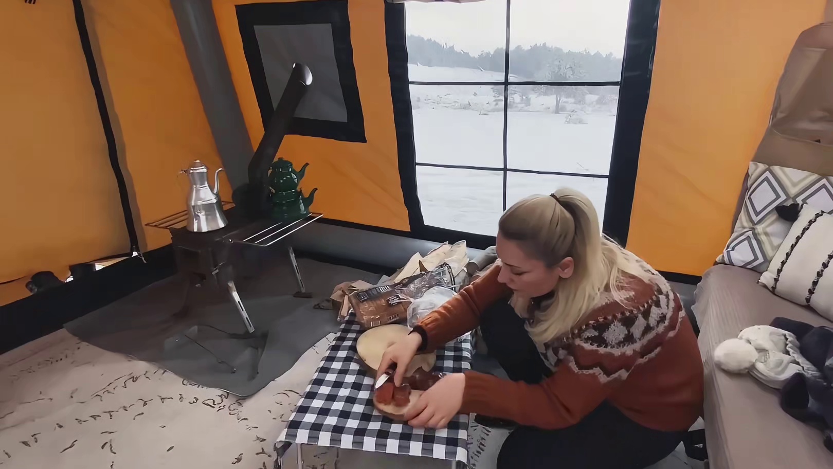 第1集：暴雪天雪山上搭建帐篷营地，夫妇俩人露营生活，享受户外露营