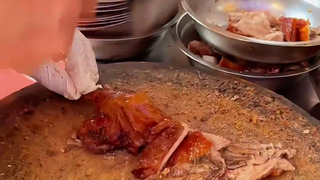 终于在成都吃上了冒烤鸭！两个人这么大一盆份量太扎实了