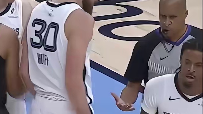 莫兰特直接推了狄龙一把，狄龙回头一看原来是曾经大哥