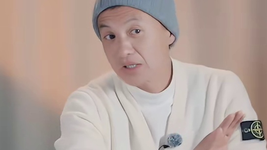 下意识的小动作是骗不了人的