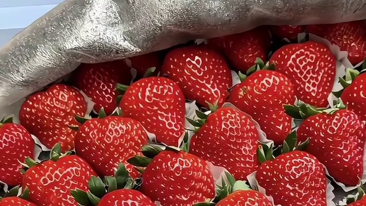 是谁还没有收到男朋友偷偷送的入冬第一箱丹东草莓礼盒