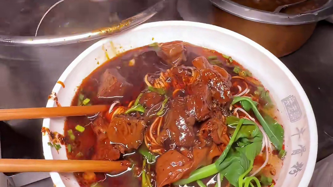 重庆人只敢吃微辣的路边面摊到底有啥蹊跷！十几佐料配上手工肉臊，小毅直接挑战加辣，三口居然就能吃成这个