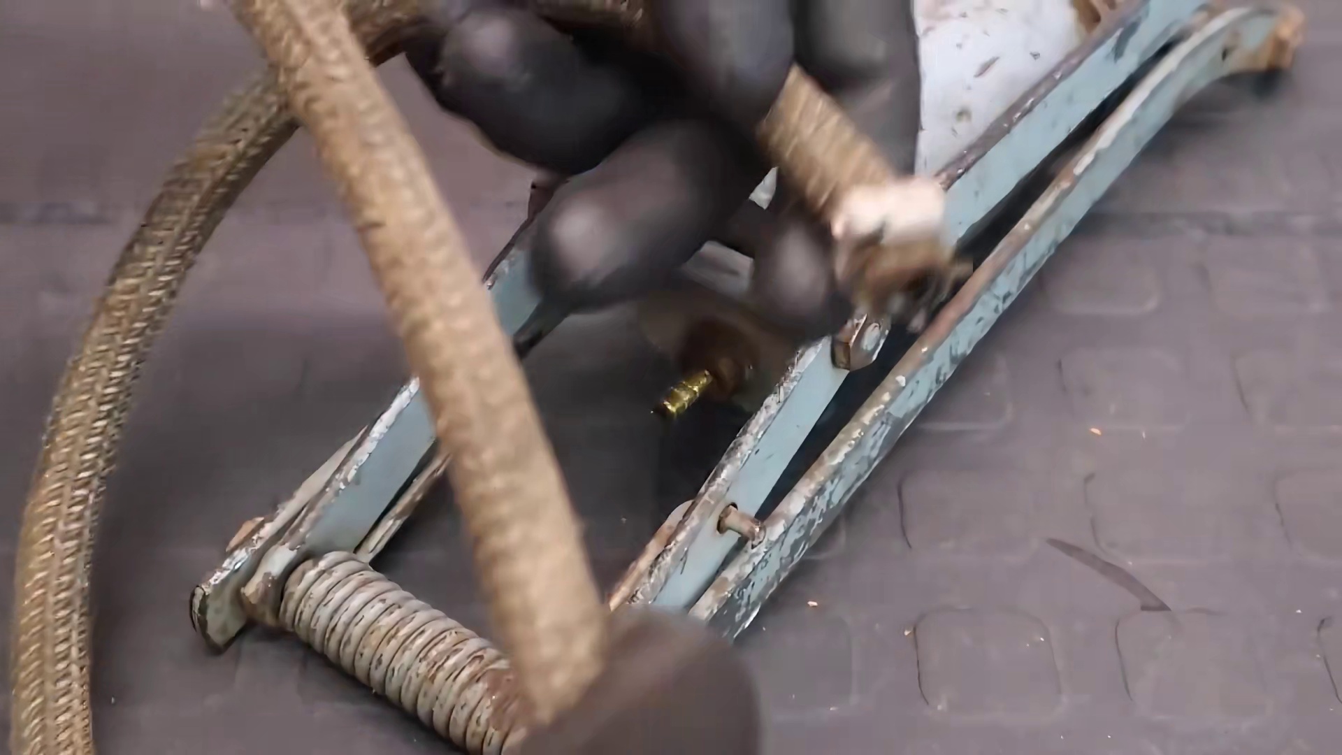 废铁变宝藏！大神挑战1950年古董气筒，喷砂瞬间露出绝美金属光泽