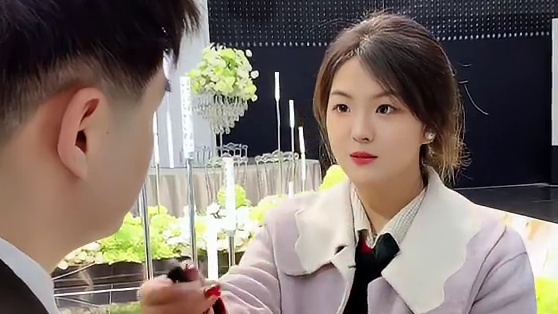 在滕州华夏礼宴，婚礼开始前10分钟，主持人明洋在干嘛？