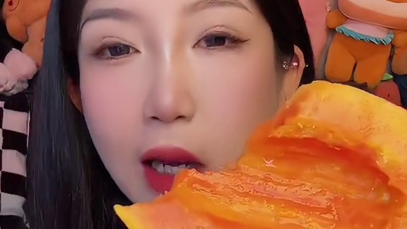 多吃木瓜对女娃娃好哦 ！嘎嘎甜 糖心哒！到货皮是绿的正常的 多放几天等黄了 按着果肉有点软了就可以吃