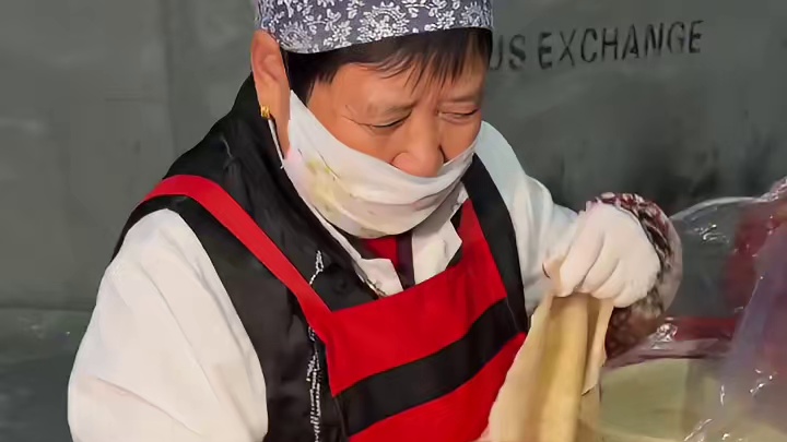 南京凌晨四点吃上了肉沫煎饼！老两口卖了近四十年好治愈️