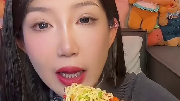 爱吃辣的可以拍新口味极地辣 我还是钟爱泡菜和牛肉哈哈哈 没有油包哦！吃起来真的很清爽！我把汤都喝光了