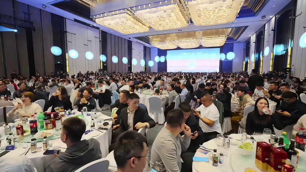 相聚成光 向上生长2025蔚来安徽「蔚乐萤」年度盛宴精彩回顾，斌哥惊喜现身！千人相聚，汇成光芒。感