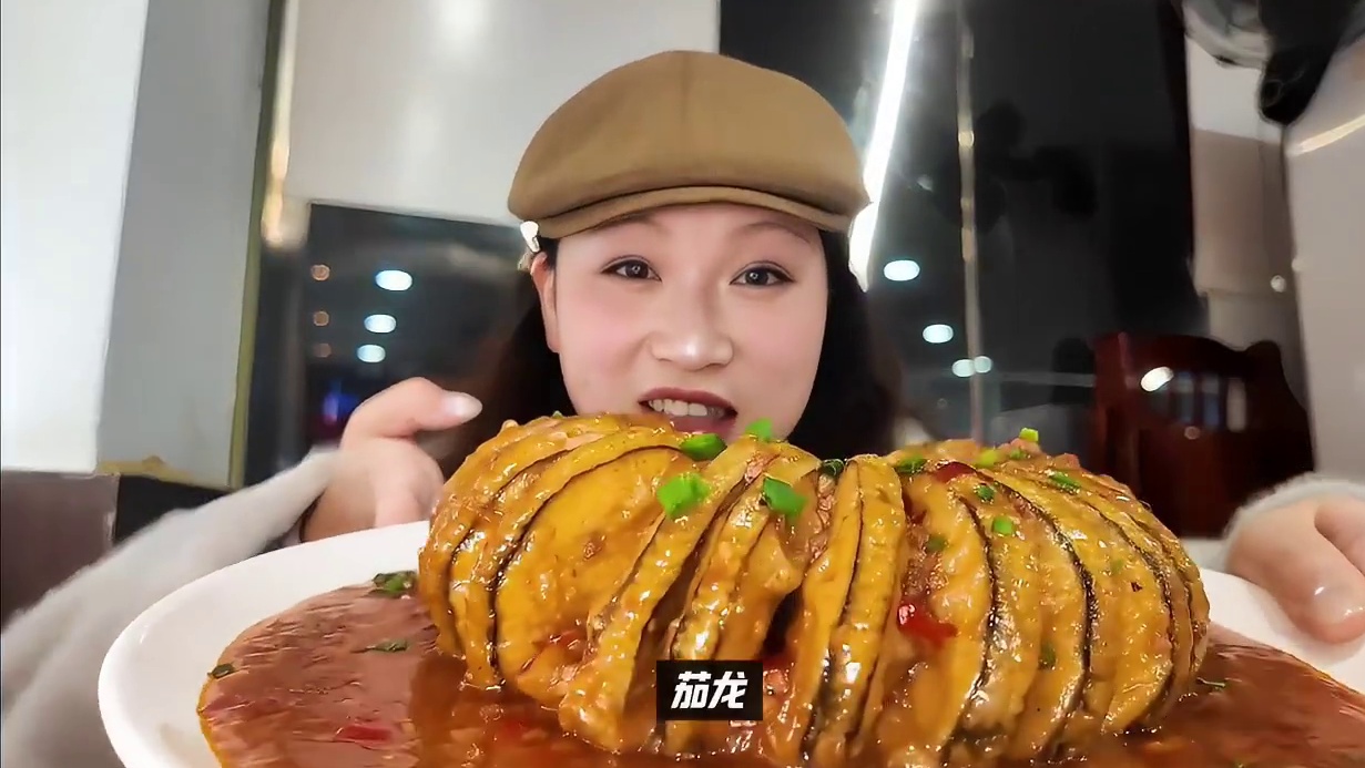 谁懂这一口挂汁脆皮茄龙！打卡街边开了15年的大排档