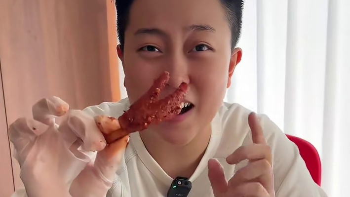 裹满干香辣椒的佤味鸡爪，拿来追剧解馋在合适不过了！