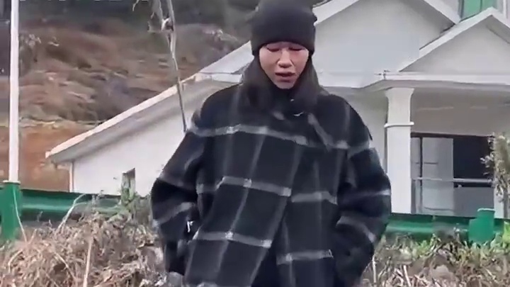 爸爸：儿子摔一下没事，相机可摔不得呀