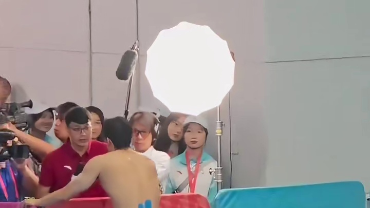 汪顺400米混合泳夺冠！赛后拼尽全力的汪顺采访时站都站不住了，教练团队和队医都哭了！