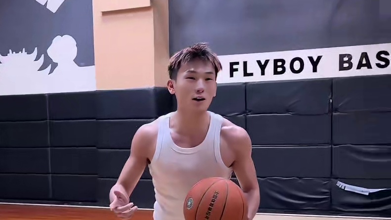 不管是运球节奏还是身体素质已经超越很多很多同龄人了