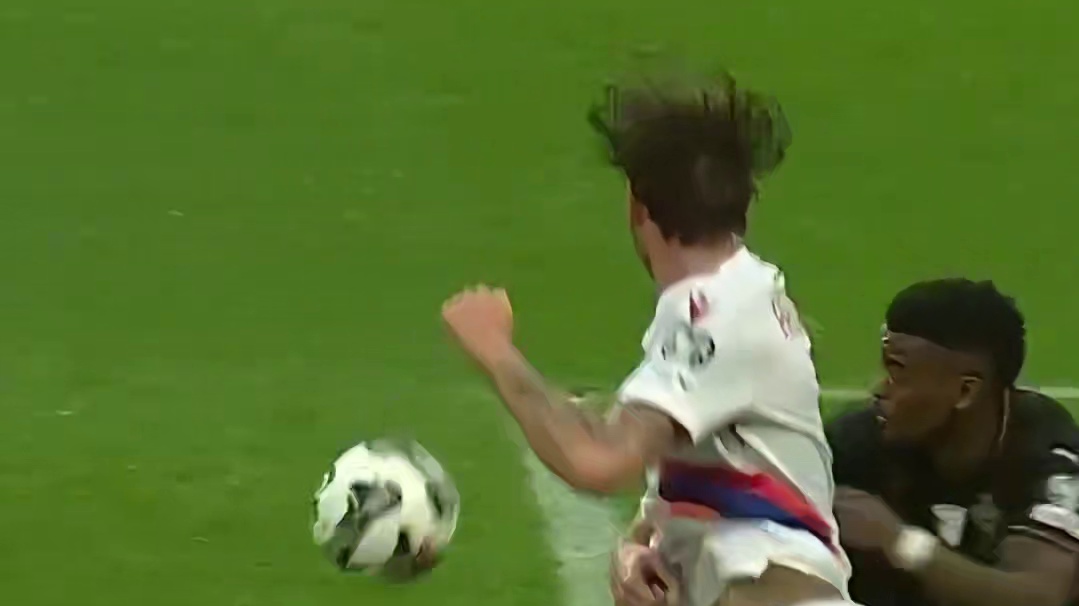 若昂内维斯在禁区凌空抽射拿下一城，完成国家队中首个帽子戏法！