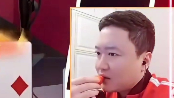 不难判断出天才手中是对8