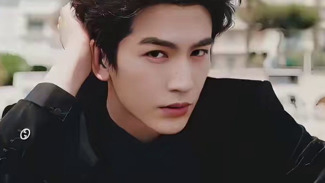 张凌赫的发型被风吹得好像一颗海胆转世