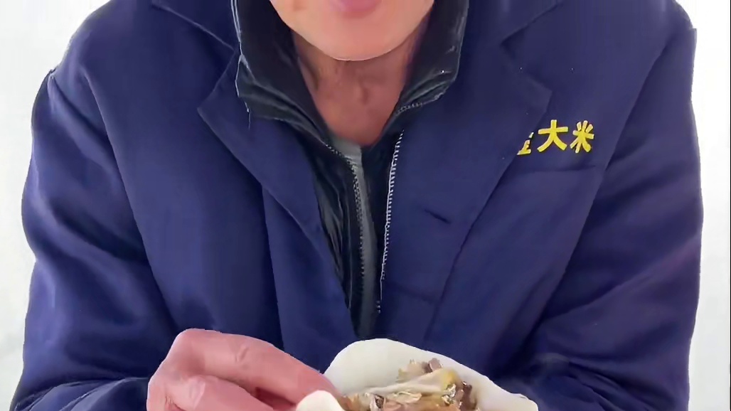 偶遇阿公自己做的嵌糕 加肉只要6块一个 料巨多 真的好满足！