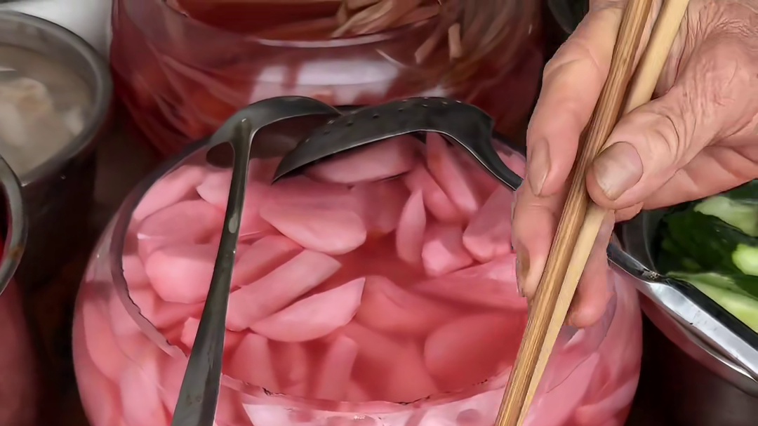 古镇里16一斤的湘西泡菜，婆婆卖了四十多年