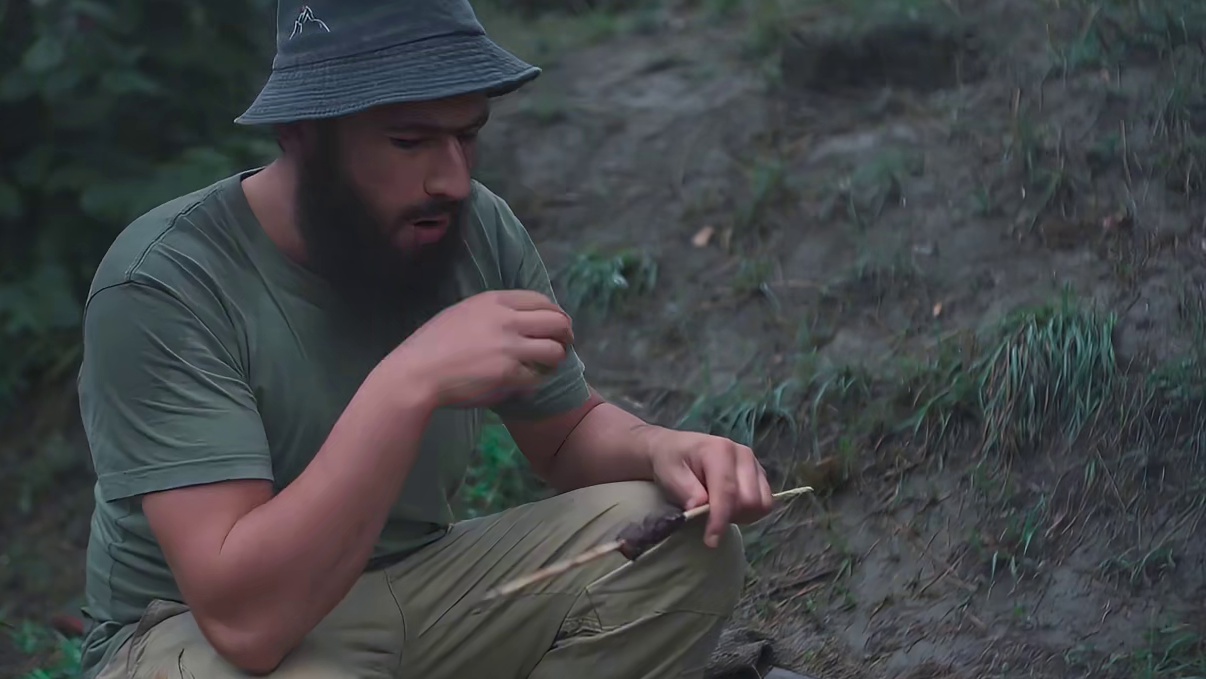 第2集：荒无人烟的野外，男人给自己搭建了悬浮的小屋