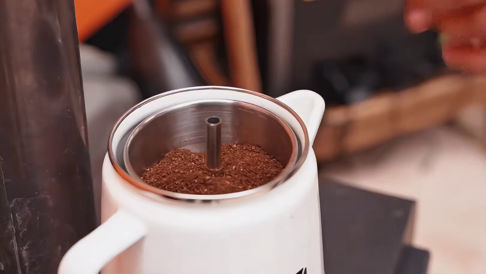 第1集：驾驶越野车进入深山草地，搭建帐篷营地露营，度过暴雨天