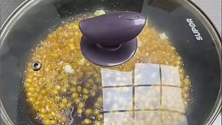 爆米花怎么形成的？小小玉米粒，竟爆成這么大一個？還嘎嘎香