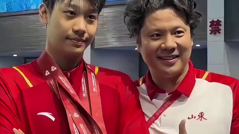 明明能夺6枚金牌，为何张展硕400米混合泳突然弃赛？本以为体力不支，了解真相才懂教练对小孩哥的无声守