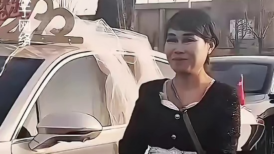 究竟付出了多少，才能让“疯子新娘”困在过去？了解内情才知她被痴情耽误了一生