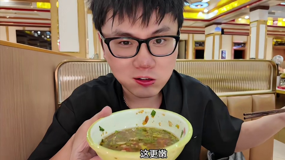 带你们吃一家牛肉火锅批发店！差不多10块钱一盘牛肉！ 全是当天的新鲜牛肉，跟追着牛啃差不多