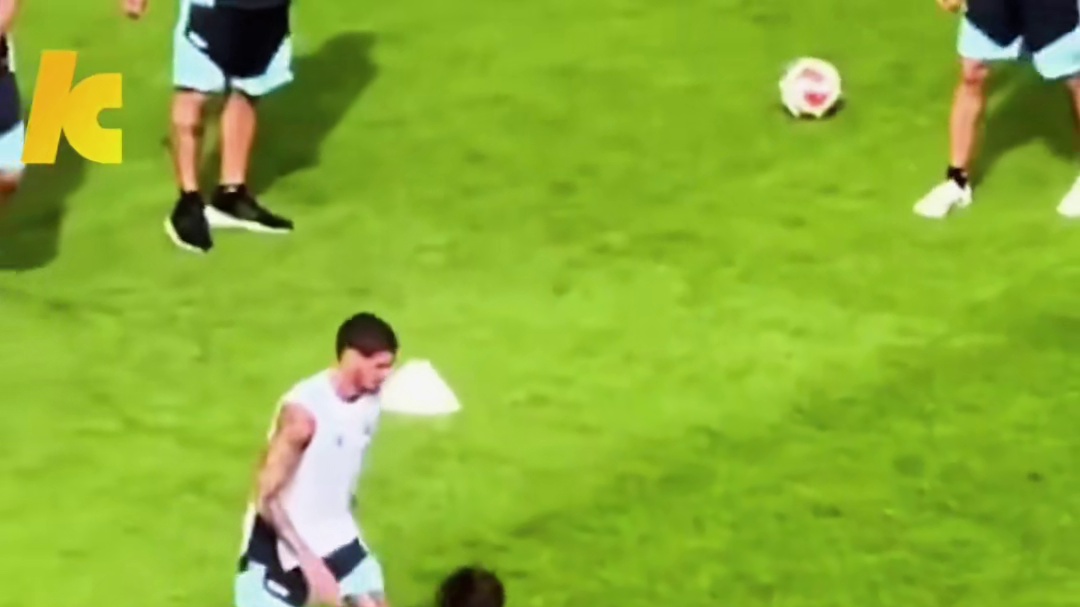 训练赛梅西的脚下频率太快了，队友根本防不住