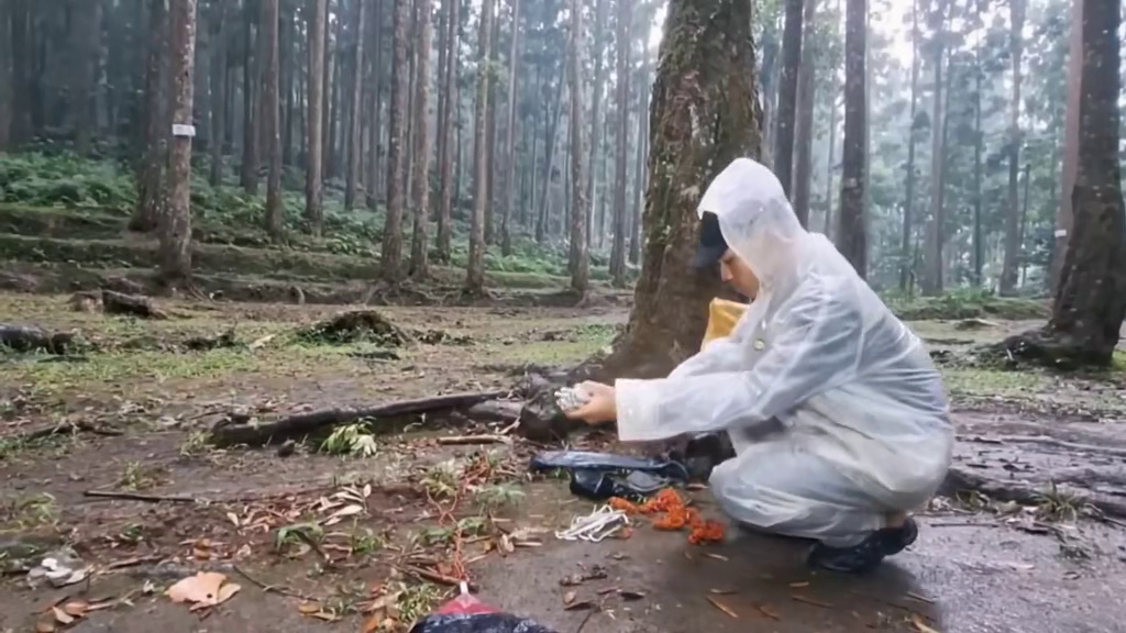 暴雨引发洪水️独自在暴雨中露营暴雨露营️