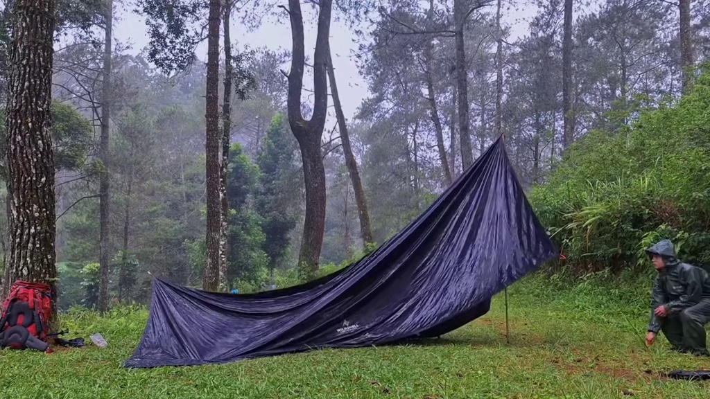 独自露营，暴雨雷电交加，轻松惬意的雨中露营