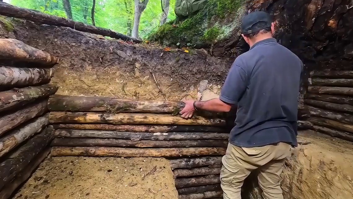 男人将住所搭建隐藏在百年古树下方，居住起来豪华隐蔽又舒适