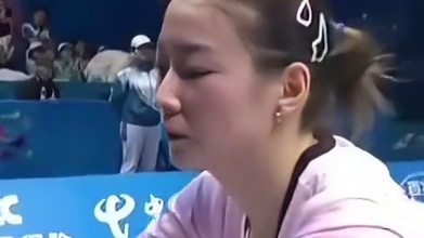 思维哥完赛后忘记给裁判握手示意，这小碎步憨态可掬