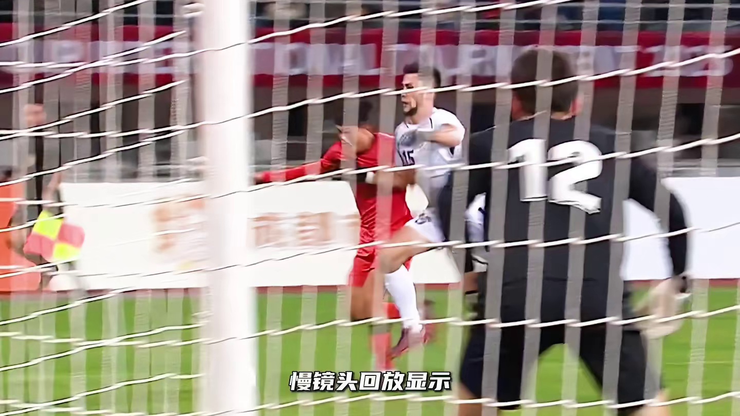 不是点球?杨希禁区被放倒，裁判没有表示