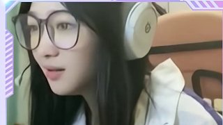 Doo和草莓互相嘴硬 都說是對方主動提的加聯(lián)系方式~#穿越火線 #doo #草莓