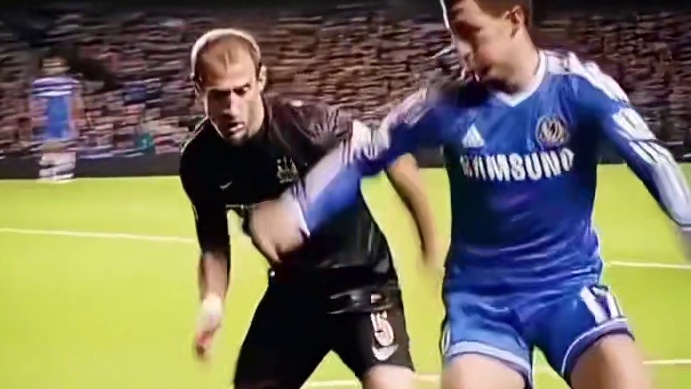 看顶级球员如何甩开对手，完美控球！#足球