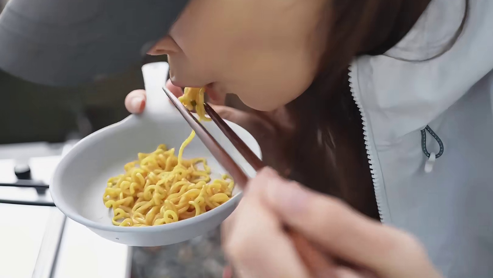 第2集：暴雨天野外搭建帐篷，山中惬意露营，和狗子度过潮湿雨天