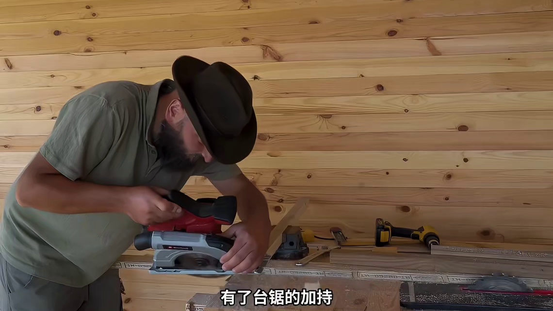 第1集：荒无人烟的野外，男人给自己搭建了舒适的荒野小屋