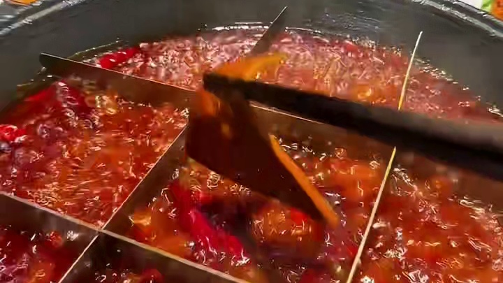 重庆路边杀疯了，100元吃到撑！狂炫8家